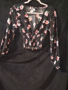 Floral Long-Sleeve V-Neck Crop Top - Black with Pink Floral